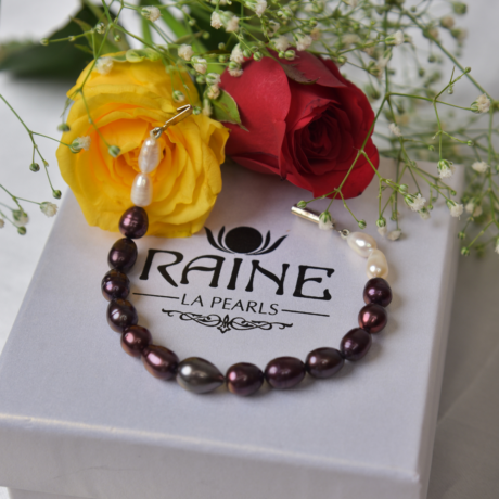 <div style="font-family: 'Georgia', serif; color: #333; line-height: 1;">   <h2 style="color: #b88e56; font-size: 0.8em; letter-spacing: 2px;  margin-bottom: 15px;">Elegant Dual-Tone Pearl Bracelet</h2></div>