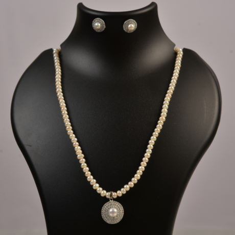 <div style="font-family: 'Georgia', serif; color: #333; line-height: 1;">   <h2 style="color: #b88e56; font-size: 0.8em; letter-spacing: 2px;  margin-bottom: 15px;">Classic Circle Pearl Set</h2></div>