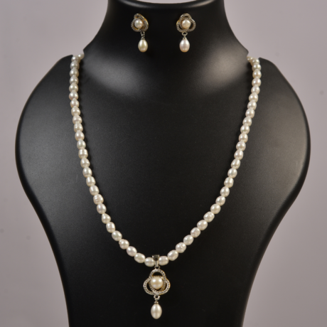 <div style="font-family: 'Georgia', serif; color: #333; line-height: 1;">   <h2 style="color: #b88e56; font-size: 0.8em; letter-spacing: 2px;  margin-bottom: 15px;">Elegant Circle Pearl Set</h2></div>