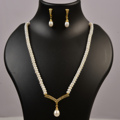 <div style="font-family: 'Georgia', serif; color: #333; line-height: 1;">   <h2 style="color: #b88e56; font-size: 0.8em; letter-spacing: 2px;  margin-bottom: 15px;">Golden Vibe Pearl Set</h2></div>