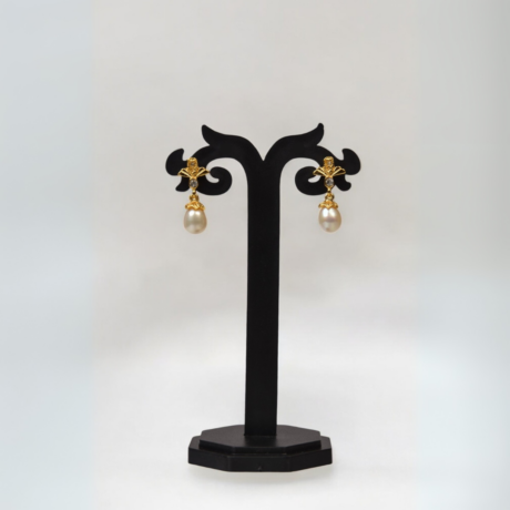 <div style="font-family: 'Georgia', serif; color: #333; line-height: 1;">   <h2 style="color: #b88e56; font-size: 0.8em; letter-spacing: 2px;  margin-bottom: 15px;">Pearl Glow Drops</h2></div>