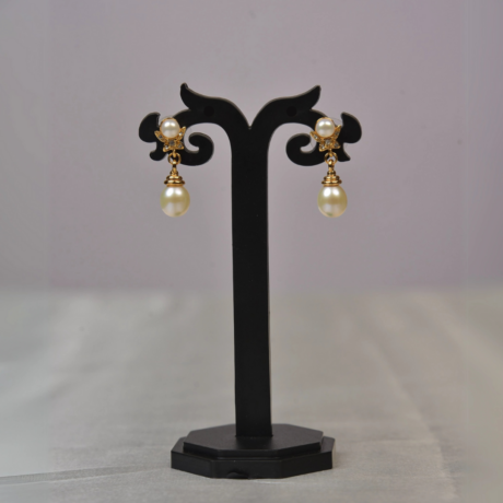 <div style="font-family: 'Georgia', serif; color: #333; line-height: 1;">   <h2 style="color: #b88e56; font-size: 0.8em; letter-spacing: 2px;  margin-bottom: 15px;">Pearluxe Drop Earrings</h2></div>