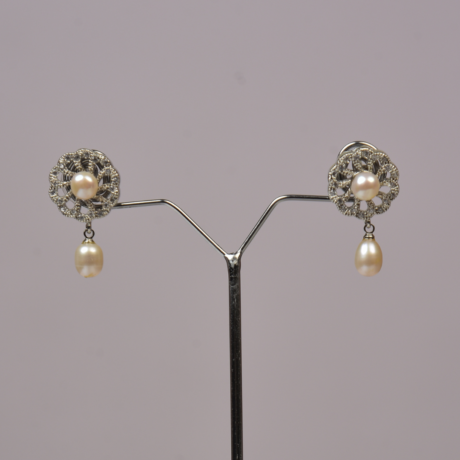 <div style="font-family: 'Georgia', serif; color: #333; line-height: 1;">   <h2 style="color: #b88e56; font-size: 0.8em; letter-spacing: 2px;  margin-bottom: 15px;">Silver Radiance Pearl Earrings</h2></div>