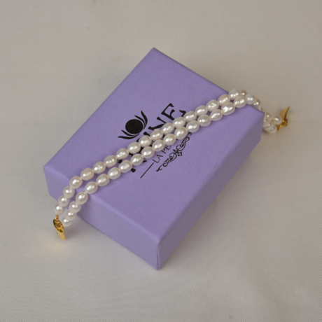 <div style="font-family: 'Georgia', serif; color: #333; line-height: 1;">   <h2 style="color: #b88e56; font-size: 0.8em; letter-spacing: 2px;  margin-bottom: 15px;">The Queen's Radiance Pearl Bracelet</h2></div>