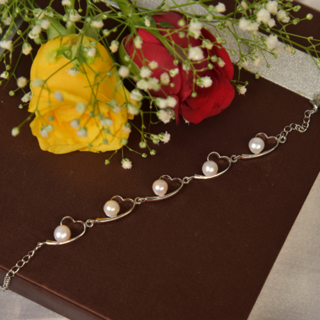 <div style="font-family: 'Georgia', serif; color: #333; line-height: 1;">   <h2 style="color: #b88e56; font-size: 0.8em; letter-spacing: 2px;  margin-bottom: 15px;">The Serene Curve Pearl Bracelet</h2></div>