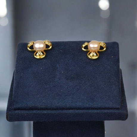 <div style="font-family: 'Georgia', serif; color: #333; line-height: 1;">   <h2 style="color: #b88e56; font-size: 0.8em; letter-spacing: 2px;  margin-bottom: 15px;">Round central pearl</h2></div>